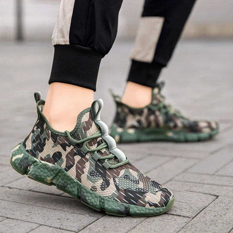 Sneakers mit Camouflage-Muster