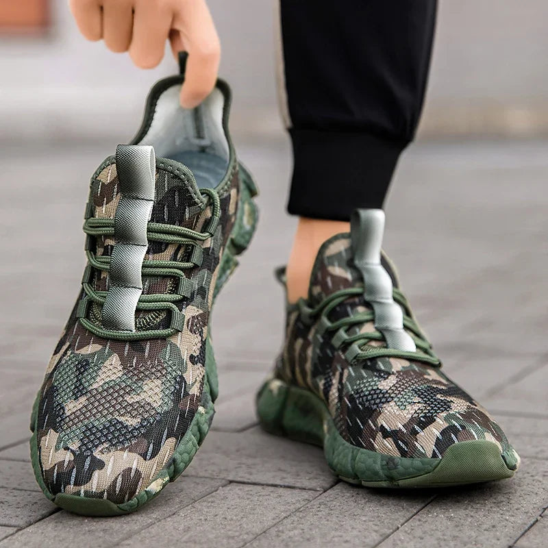 Sneakers mit Camouflage-Muster