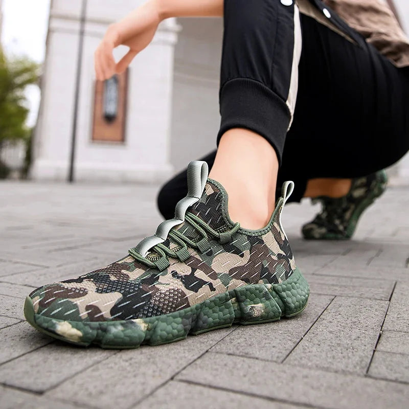 Sneakers mit Camouflage-Muster