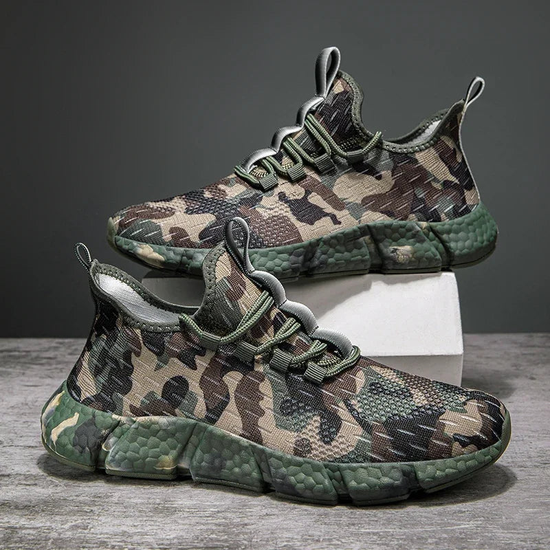 Sneakers mit Camouflage-Muster