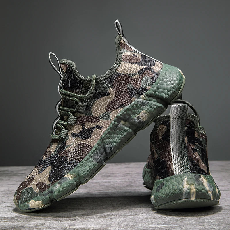 Sneakers mit Camouflage-Muster