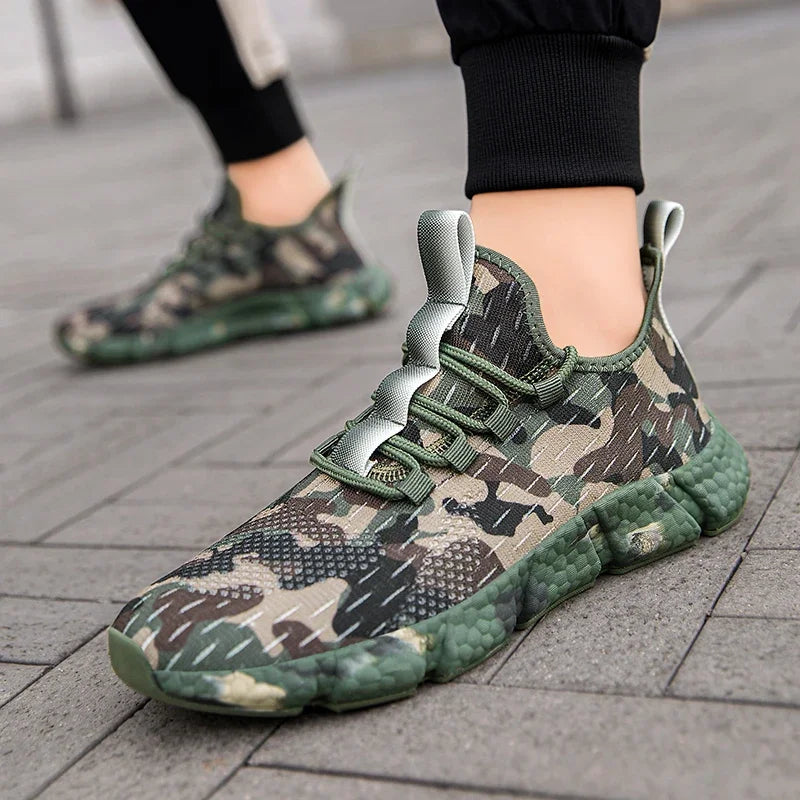 Sneakers mit Camouflage-Muster